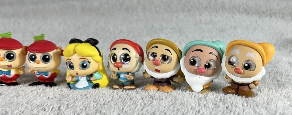 Lote de 16 figuras Disney Doorables - Alicia en el País de las Maravillas, Blancanieves, Peter Pan Foto 2 de 4