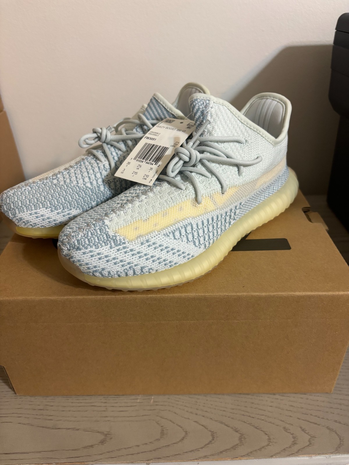 yeezy boost 350 v2 kids size 3 FW3051 thumbnail 4