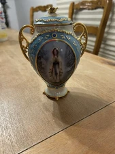 Ardleigh Elliot Visions of Mary heirloom porcelain music box A3171 Ave Maria