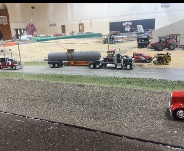 1/53 Scale Semi Manure Spreading Trailer - Image 4 of 4