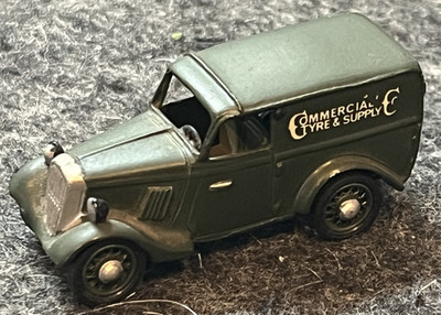 VINTAGE KLEINES BLEISPIELZEUG GRÜN KOMMERZIELLER REIFEN & LIEFERWAGEN