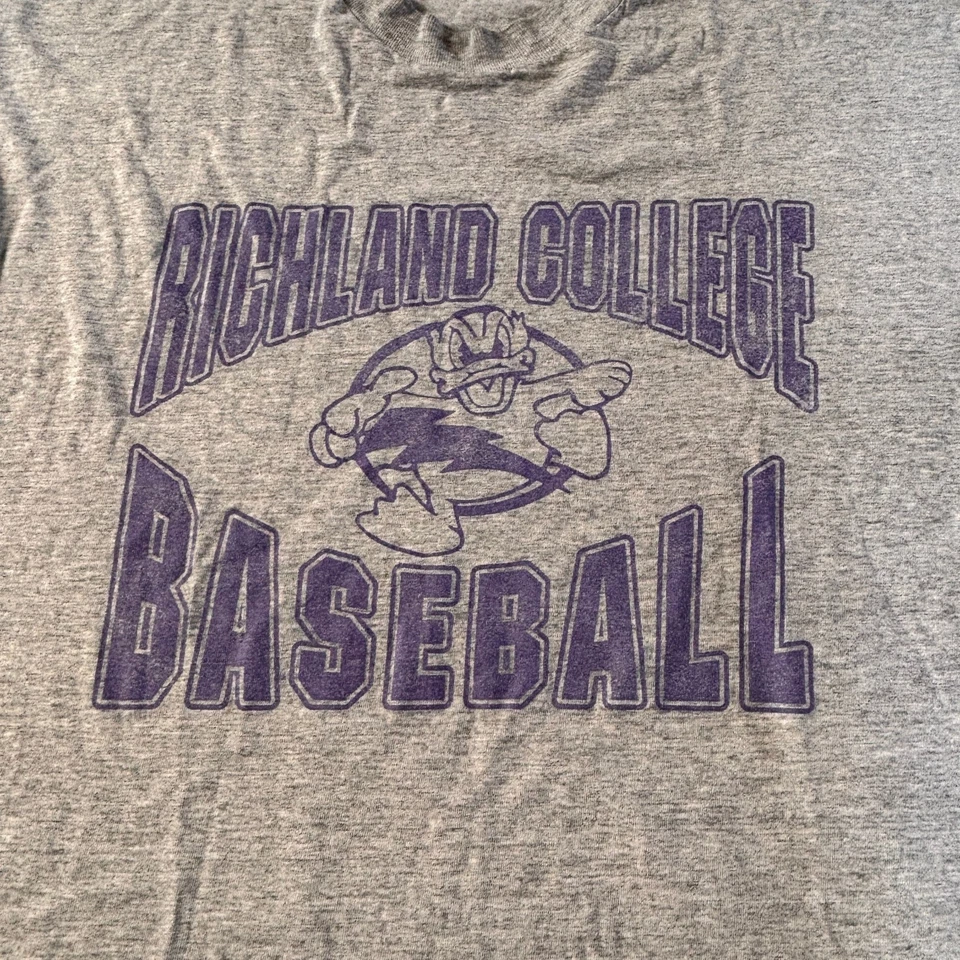 Винтажная бейсбольная футболка с одним стежком Richland College серая с фиолетовым рисунком размер XL - Изображение 2 из 4