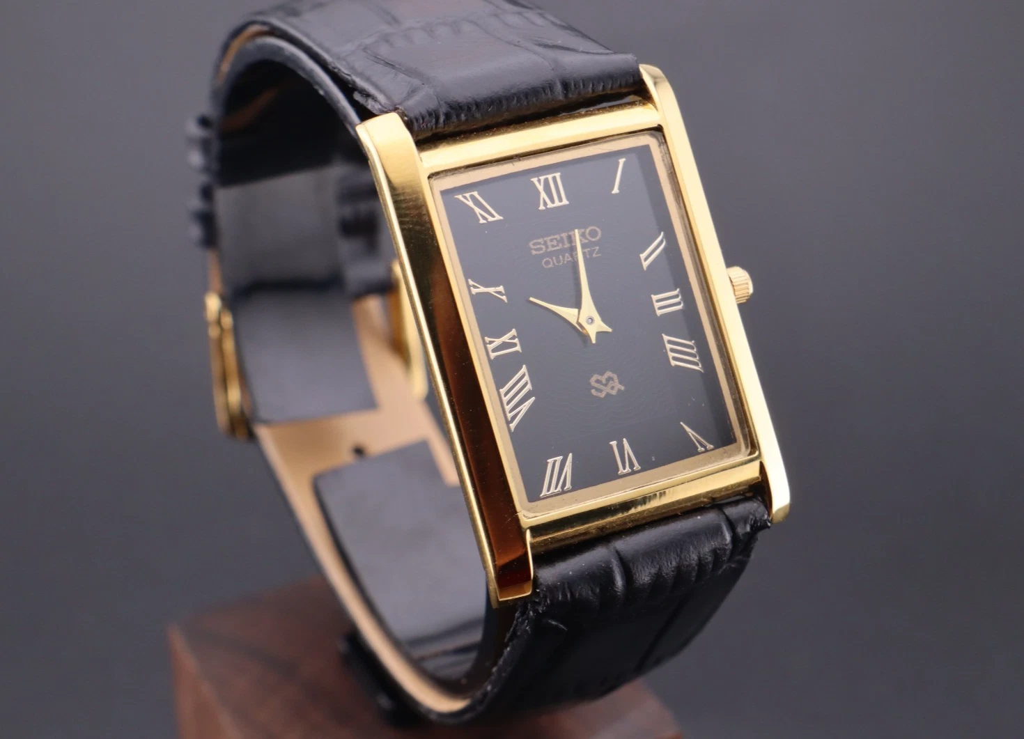 Vintage Seiko Slim Black Dial Gentlemen's Quartz Wrist Watch - FREE SHIPPING