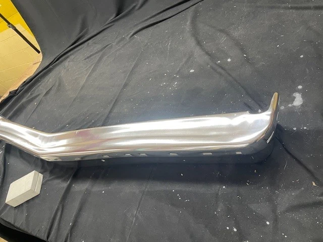 PARAGOLPES DELANTERO FORD FAIRMONT 1978-1983 con orificios de moldura Foto 4 de 4