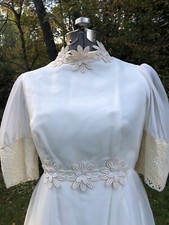 Vintage 1960  s Flower Appliqu  Lace Wedding Gown ANGELAIR by Monika 34-28-40
