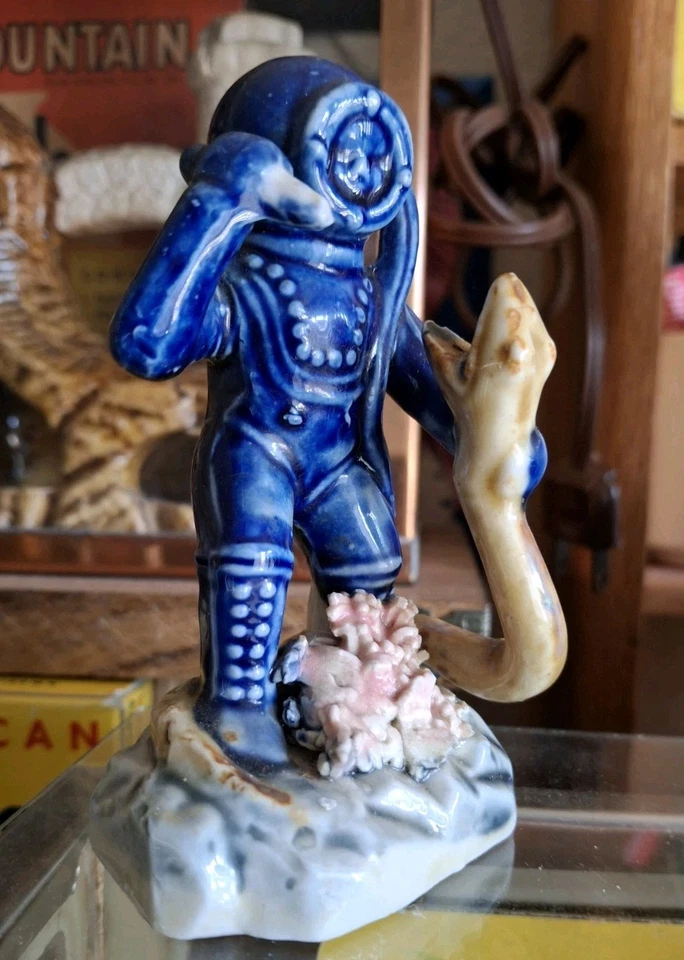 Antigua pecera antigua vintage de acuario cerámica azul buzo lucha anguila amarilla Foto 3 de 4
