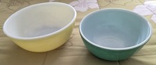 Set of 2 Pyrex Vintage set/2 Mixing Bowls #403 Green, #404 Yellow - 4 qt