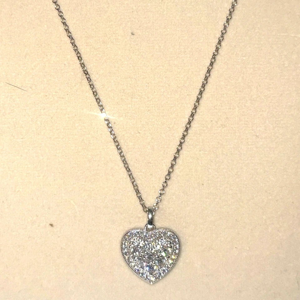 Collar y corazón de oro blanco de 14 quilates con corazón de diamantes de laboratorio  Foto 3 de 4