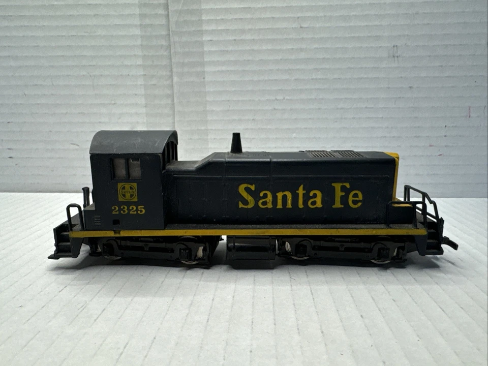 AHM Ho Scale Santa Fe Diesel Locomotive Switcher #2325 For Train Set Layout - Image 3 of 4