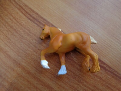 1/64 BREYER MINI WHINNIES SERIES 2 - FIONA PALOMINO HIGH STEPPING DRAFT HORSE