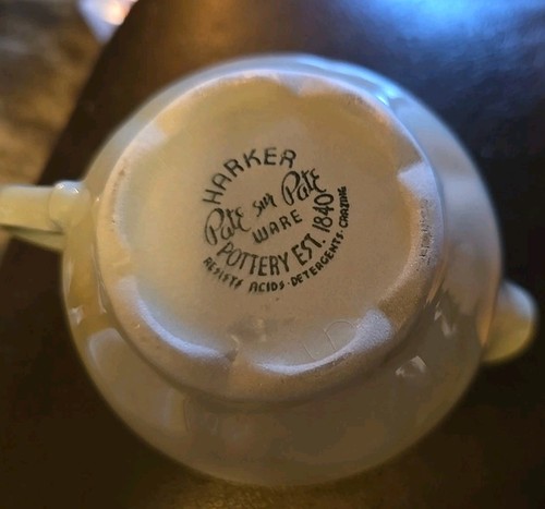 Harker Ware 1840 Pottery Gadroon Corinthian Creamer Green. Chesterton Pate sur P - Picture 3 of 3