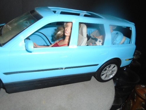 Mattel Barbie -and Happy Family Volvo V70 Wagon Baby Blue Car With Baby Krissy - Picture 3 of 3