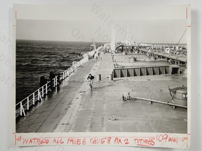 Radfahrer Fahrrad an Deck britischer Erfinder Öltanker Schiff 1972 Vintage Foto