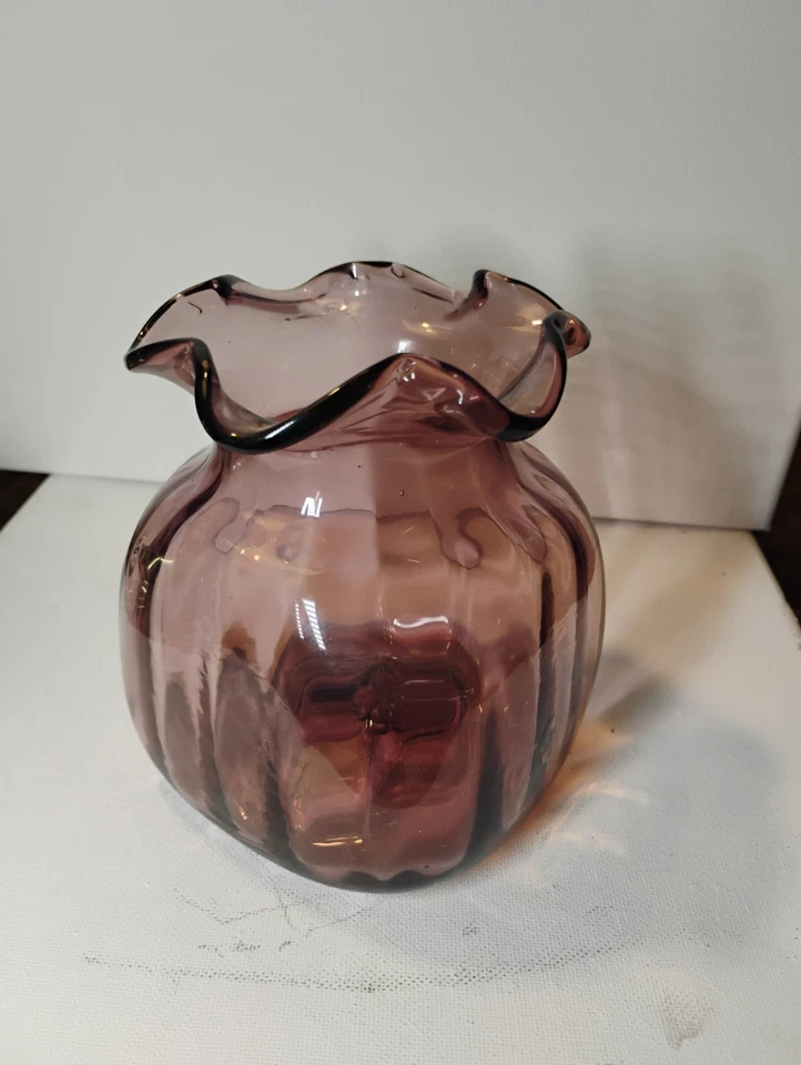Jarrón de vidrio artístico soplado a mano amatista púrpura borde con volantes marca Pontil de colección de los años 50 Foto 2 de 4
