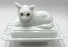 Vintage Westmoreland Milk Glass Blue Eyed Cat On Lattice Edge Butter Dish