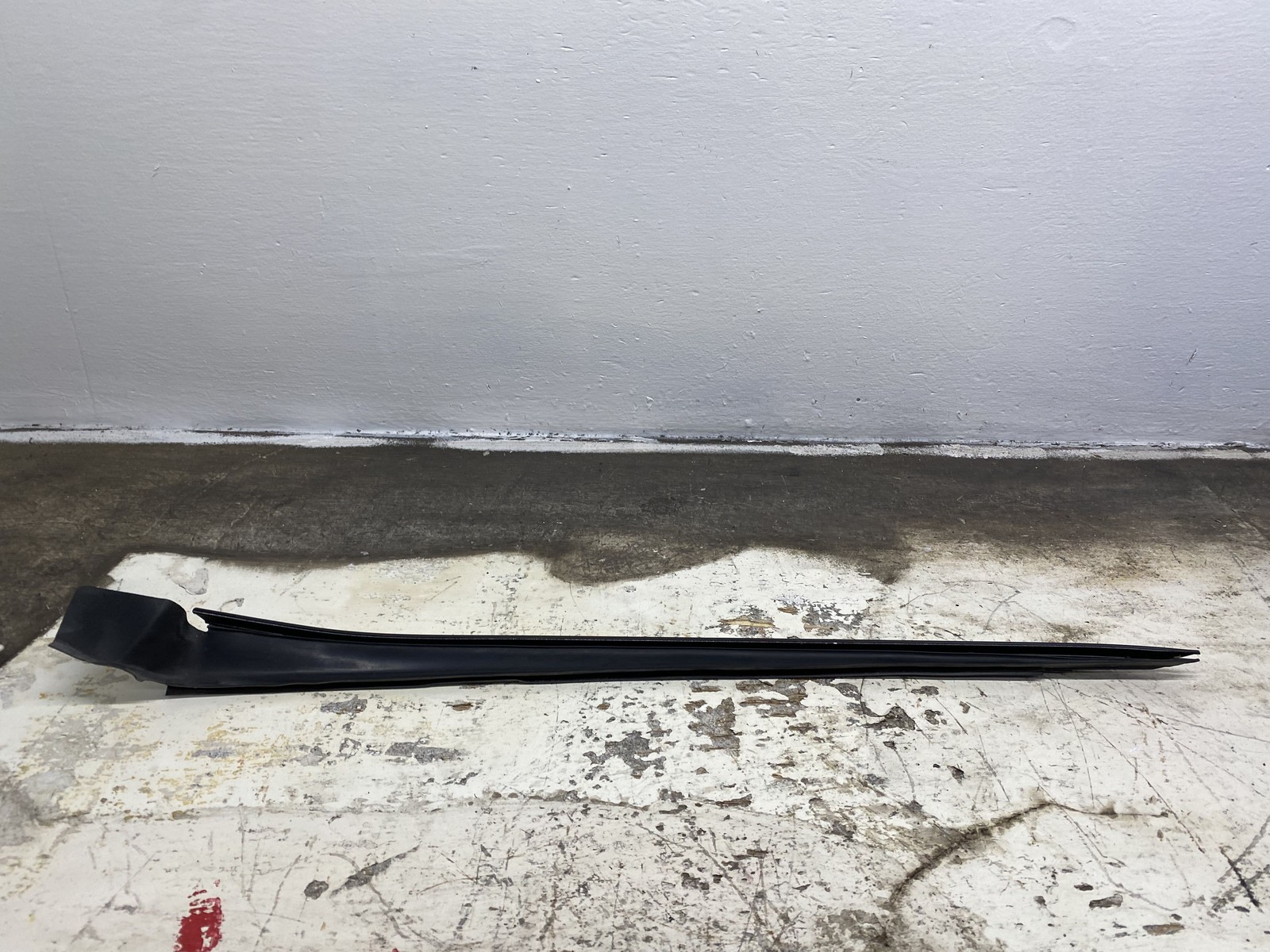 2010-2020 BENTLEY MULSANNE FRONT RIGHT WINDSHIELD A PILLAR BODY TRIM DRIP SEAL