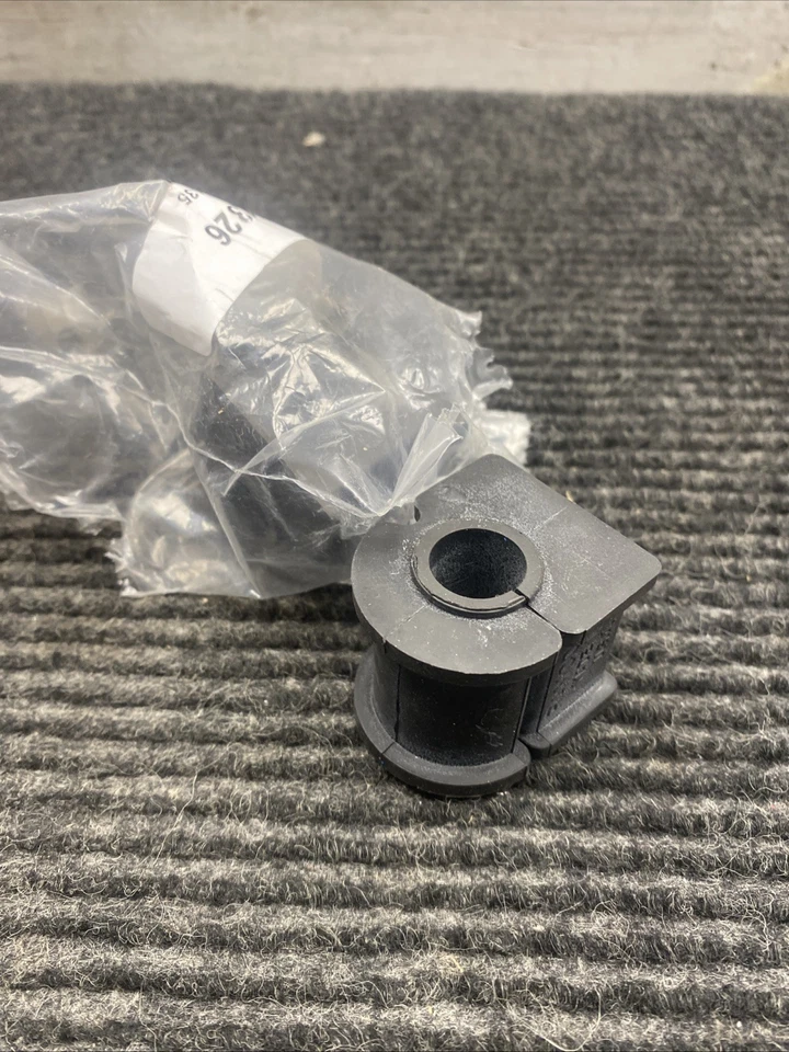 Buje de barra estabilizadora trasera al cuadro para Toyota Highlander 2004-2013 TRW JBU1326 Foto 3 de 4