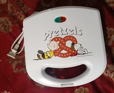 Smart Planet PEANUTS SNOOPY CHARLIE BROWN PRETZEL MAKER KITCHEN NONSTICK