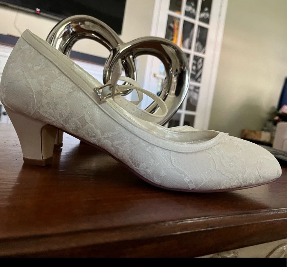 Zapatos de novia Mary-Jane de encaje marfil blanco de inspiración vintage de G. Westerleigh Foto 3 de 4
