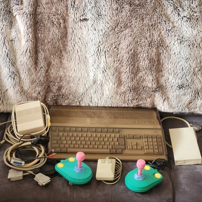 Commodore Amiga A500 Computer & Cable Adapter [ Gut Erhalten]