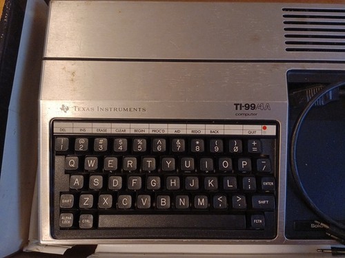 Computadora doméstica Texas Instruments Ti-99/4A vintage 1983 con caja sin probar - Imagen 2 de 6