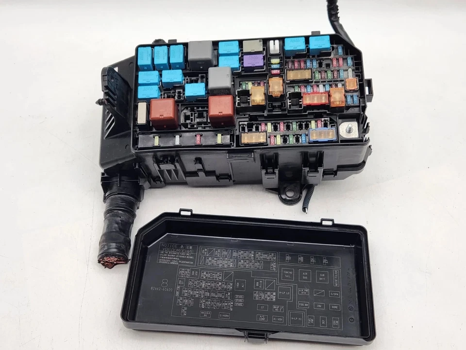 Caja de fusibles de motor Lexus GX460 2014-2016 FABRICANTE DE EQUIPOS ORIGINALES Foto 2 de 4