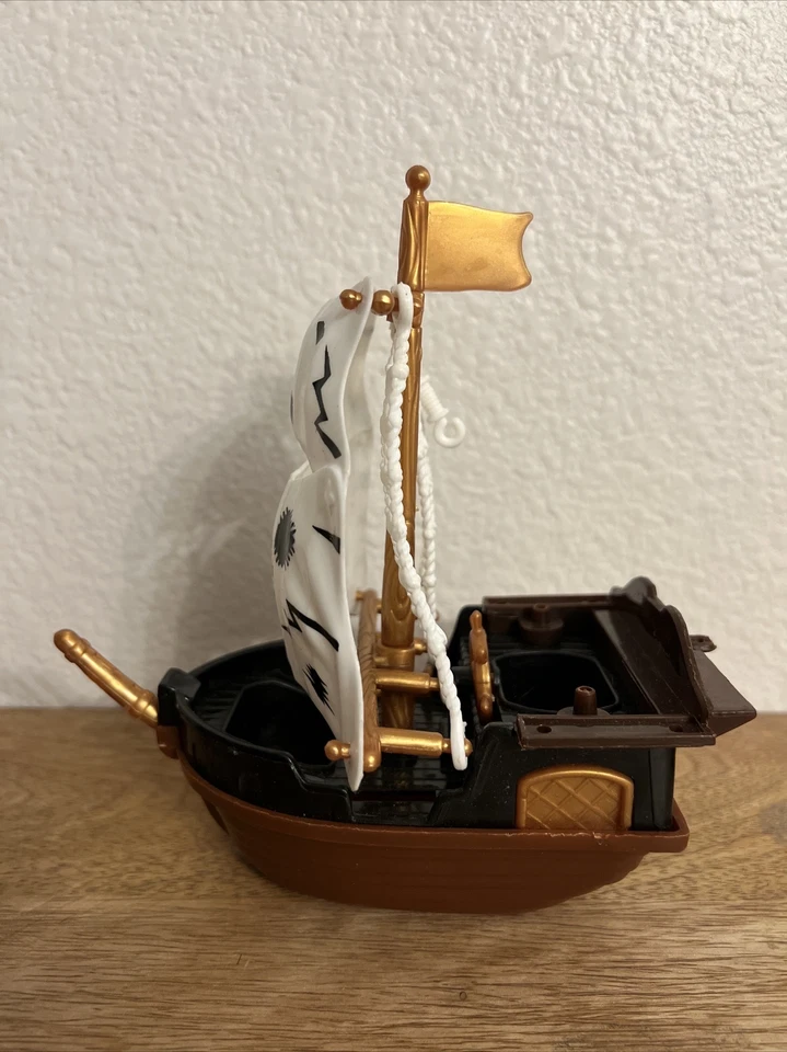BARCO PIRATA MARRÓN Y NEGRO BARCO DE JUGUETE DE PLÁSTICO CON VELAS (USADO) Foto 3 de 4