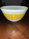 Pyrex Yellow Polka Dot # 402 Mixing/Nesting Bowl. No Chips or Cracks.
