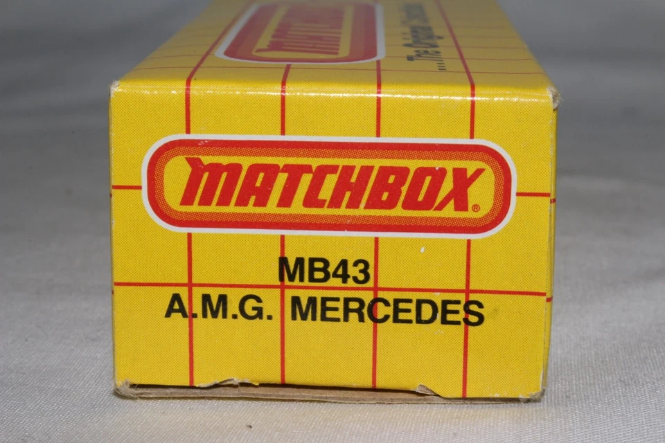 MATCBOX LESNEY SUPERFAST #MB43 MERCEDES BENZ AMG,白色,蓝色 INT.,带盒 — 第 3/4 张图片