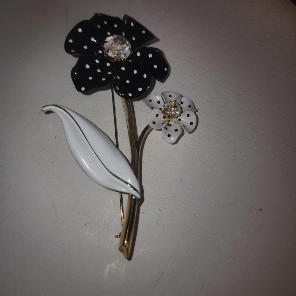 ВИНТАЖНЫЙ AVON EUC БОЛЬШОЙ ЧЕРНЫЙ БЕЛЫЙ ЭМАЛИРОВАННЫЕ СТРАЗЫ ЗОЛОТИСТЫЙ БРОШЬ ЗАКОЛКА 