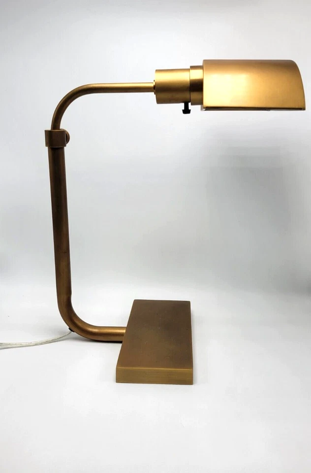 Lámpara de mesa Koleman de latón Robert Abbey Foto 2 de 4