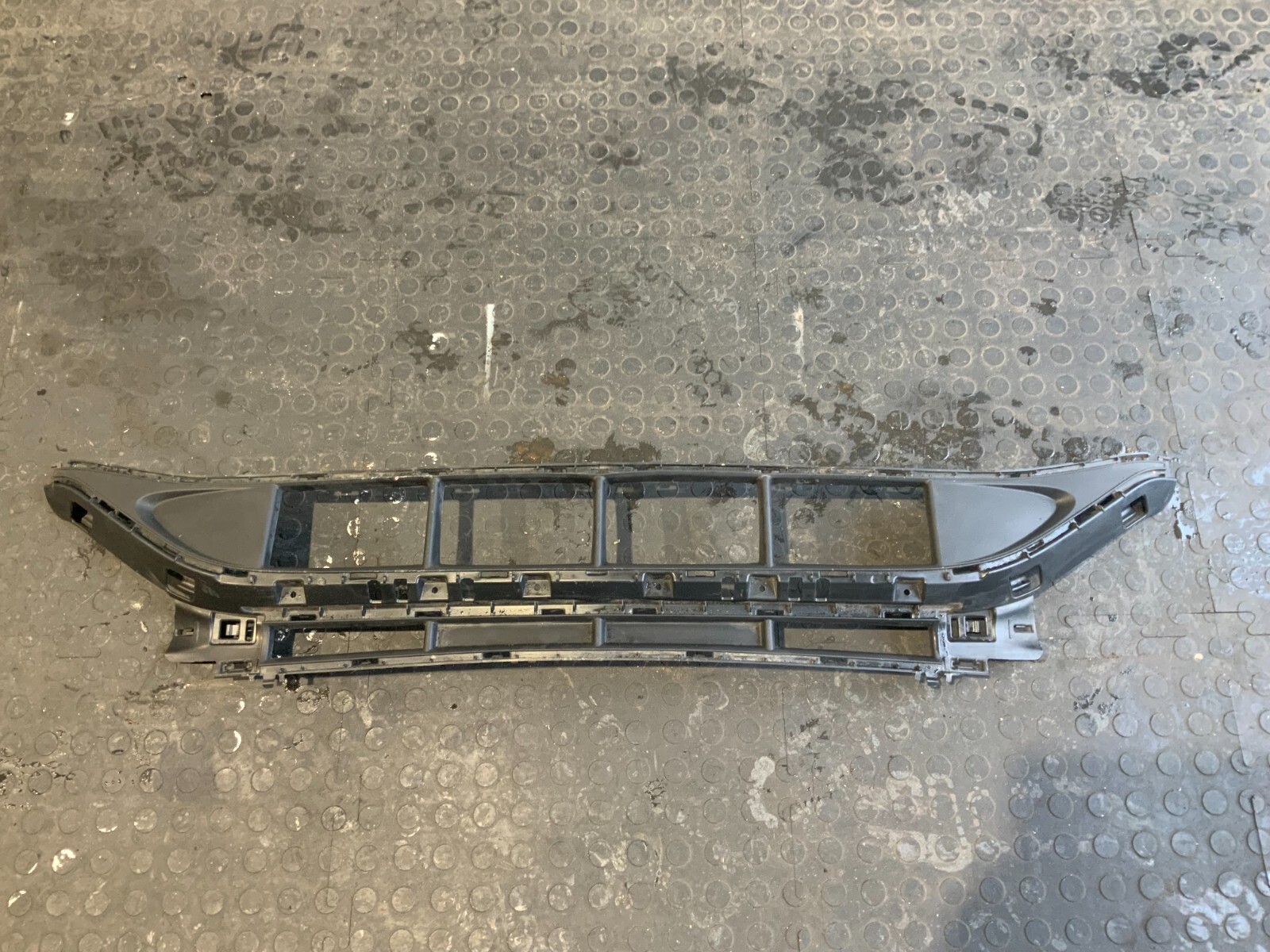 MERCEDES C-CLASS W206 AMG FRONT BUMPER LOWER GRILL BROKEN  