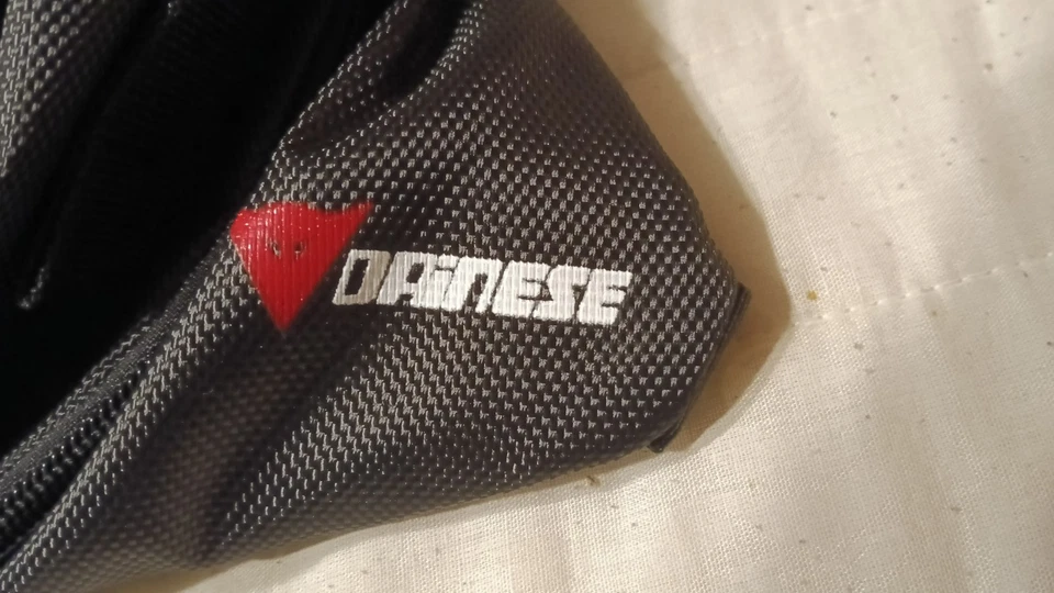MARSUPIO DA GAMBA LOGO DAINESE BORSA MULTIFUNZIONALE DA VIAGGIO SIGILLATO - Immagine 3 di 4