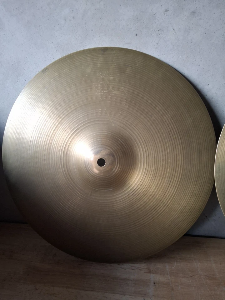 Par de platillos AVEDIS ZILDJIAN 14" Hi-Hats años 50 70 de colección 825 1330 gramos con estampillas de tinta Foto 4 de 4