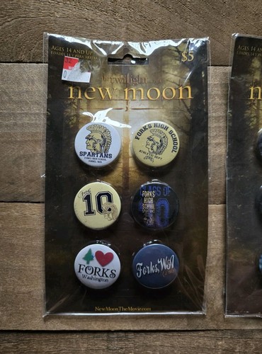 Twilight Saga New Moon - Confezione da 2 spille 12 in totale - Team Edward Jacob - Foto 3 di 4