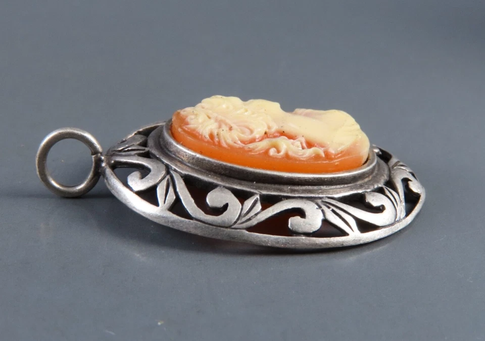 Colgante camafeo vintage JEZLAINE PLATA ESTERLINA tallada marco de desplazamiento amplio Foto 3 de 4