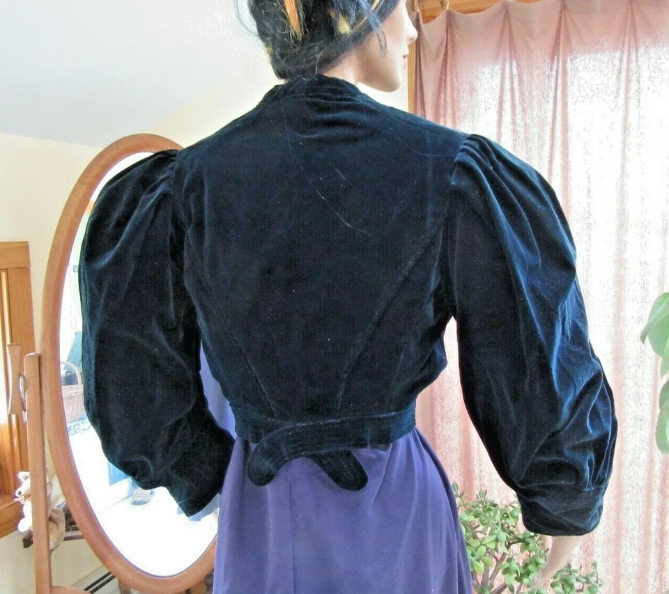 Chaqueta eduardiana de terciopelo azul profundo Foto 3 de 4