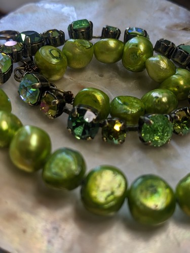 Green Apple Peridot Crystal & Freshwater Baroque Pearls Necklace In Brass - Picture 7 of 9