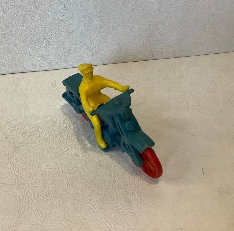 Motocicleta de policía de plástico Renwal de colección azul con ciclista amarillo 4" hecha en EE. UU. Foto 3 de 4