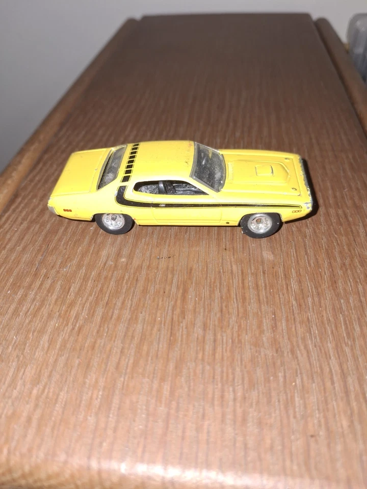 Coche Johnny Lightning 72 Plymouth Road Runner amarillo 1:64 diecast Daisy Duke Foto 2 de 4