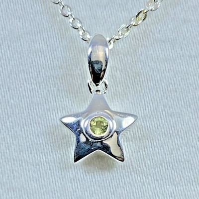 Kit Heath Sterling Silver August Birthstone Peridot Star Necklace 16/18'' NWT 