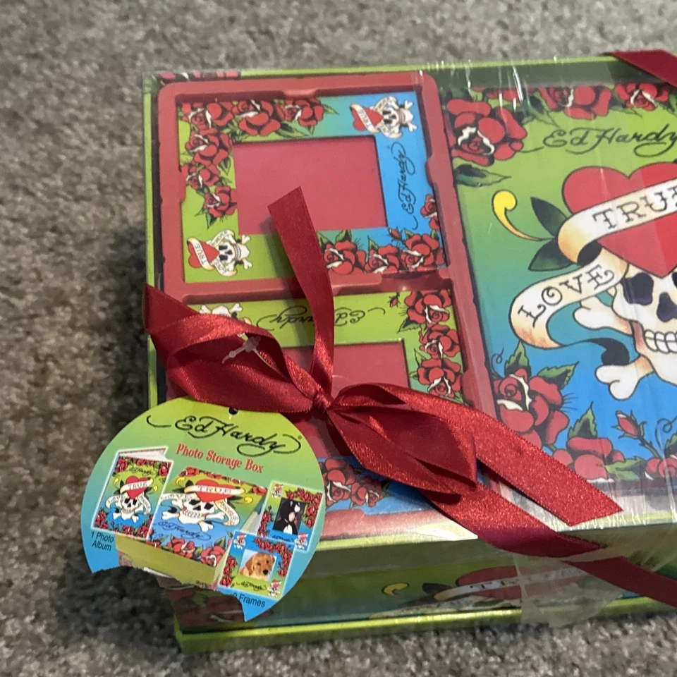 Nuevo de Lote Antiguo Ed Hardy Caja de Almacenamiento de Fotos (2 Marcos 1 Álbum) Caja Set de Regalo Y2K Cyber Vintage Foto 2 de 4