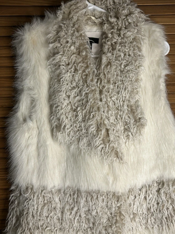 Colete Feminino H&M Bege Marfim Branco Salsicha Pele Sintética Mob Bolsos de Esposa Tamanho XS/S - Imagem 2 de 4