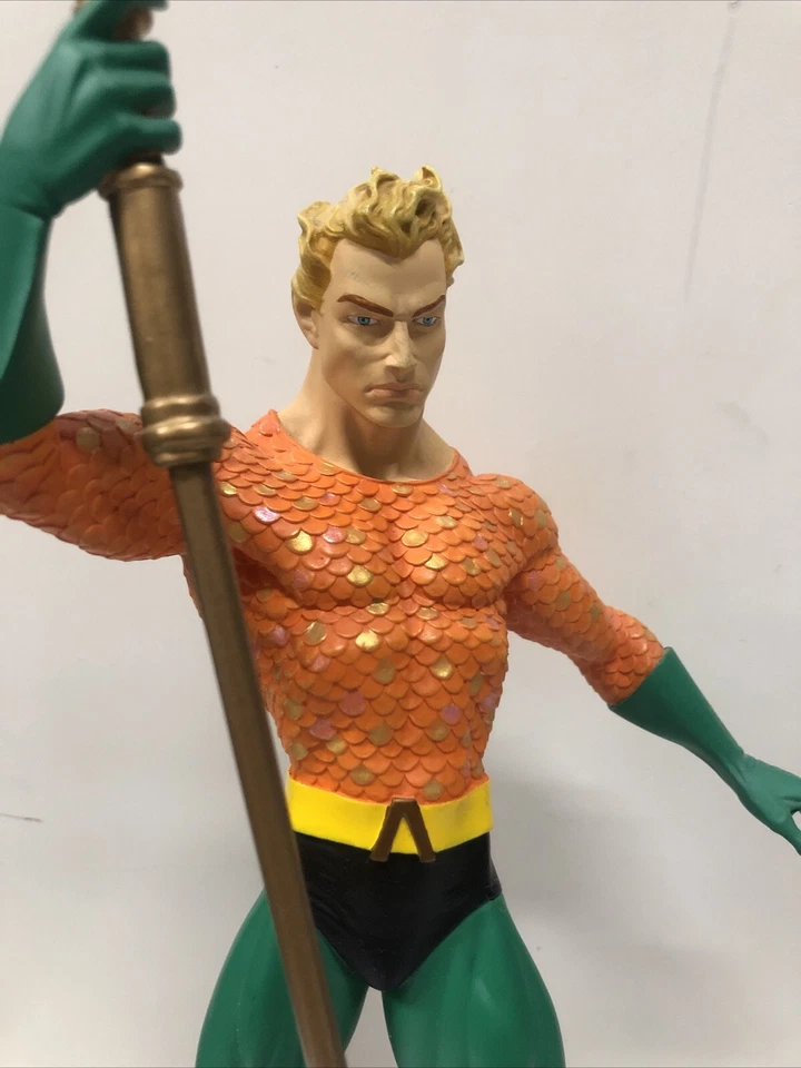 Estatua AQUAMAN (2002) • DC DIRECT • 0643/1200 • Fabricada en China • Clásica Foto 2 de 4