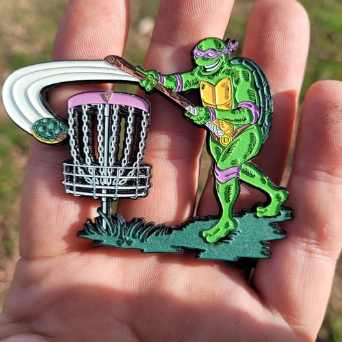 Glow in the dark Disc Golf Pin - Perfektes Taschenzubehör. Lustige, detaillierte Grafik.