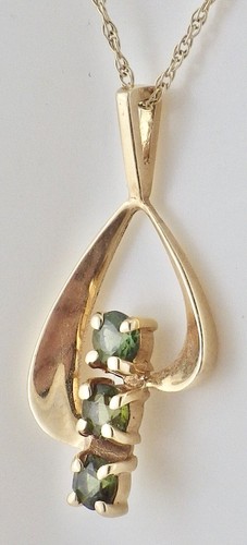 Vintage 14K Yellow Gold Retro Design 3 Stone Peridot Pendant Necklace - Picture 4 of 8