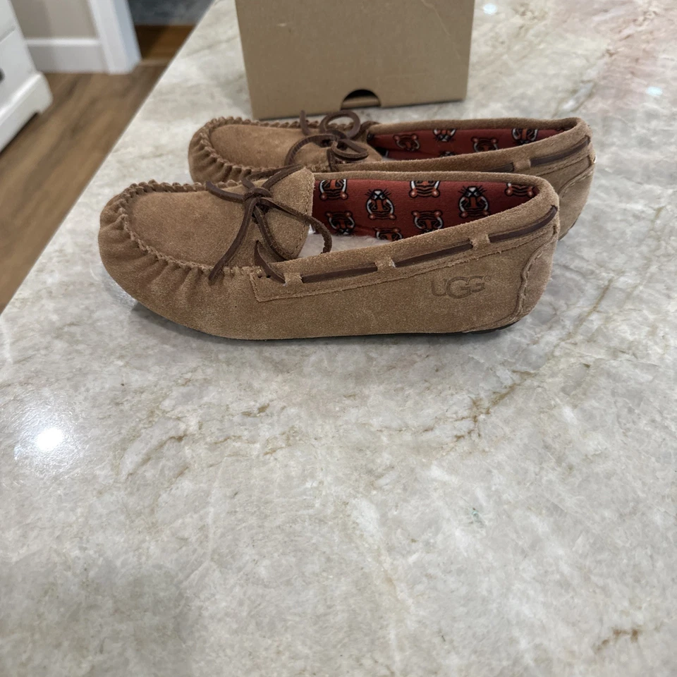 Chinelos Mocassim UGG Kid Feminino Ryder Jungle 1005160K EUA Tamanho 3 Camurça Estado Perfeito Novo Na Caixa - Imagem 4 de 4