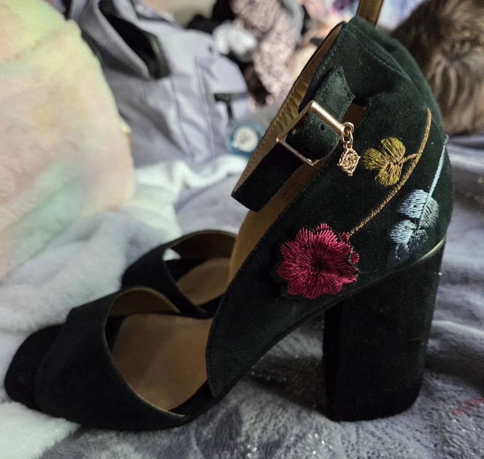 Tacones Nanette Lepore para mujer 7,5 Martina gamuza negra con flores bordadas Foto 2 de 4
