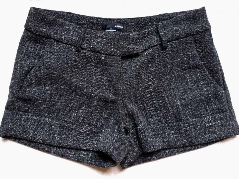 Pantalones cortos Aqua para mujer, talla XS, tweed negro, puños, botones y cremallera, trabillas para cinturón Foto 3 de 4