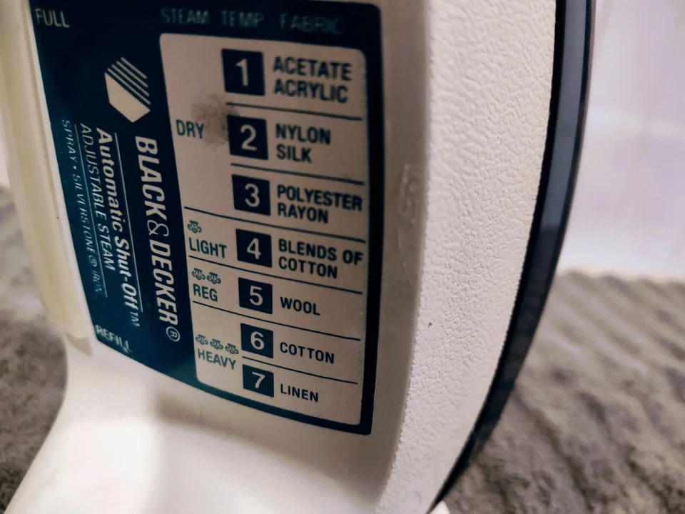 Black & Decker Automatic Shut-Off Adjustable Steam Iron Linen Cotton Wool 🧺🧺 - Image 3 of 4